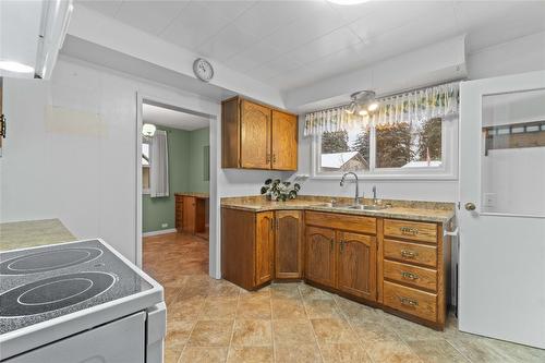 1115 Victoria Road, Revelstoke, BC - Indoor Photo Showing Kitchen With Double Sink