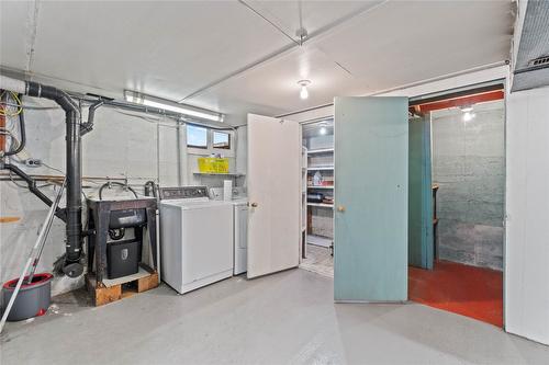 1115 Victoria Road, Revelstoke, BC - Indoor Photo Showing Laundry Room