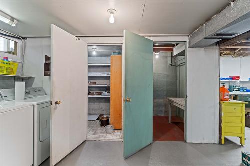 1115 Victoria Road, Revelstoke, BC - Indoor Photo Showing Laundry Room