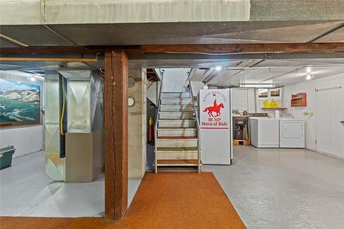 1115 Victoria Road, Revelstoke, BC - Indoor Photo Showing Laundry Room