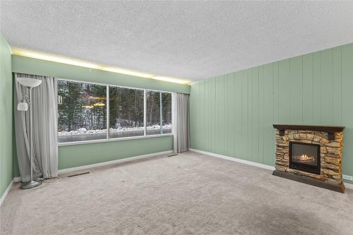 1115 Victoria Road, Revelstoke, BC - Indoor Photo Showing Living Room With Fireplace