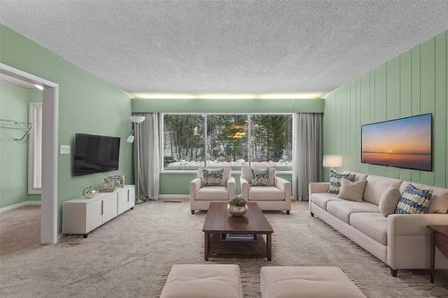 1115 Victoria Road, Revelstoke, BC - Indoor Photo Showing Living Room