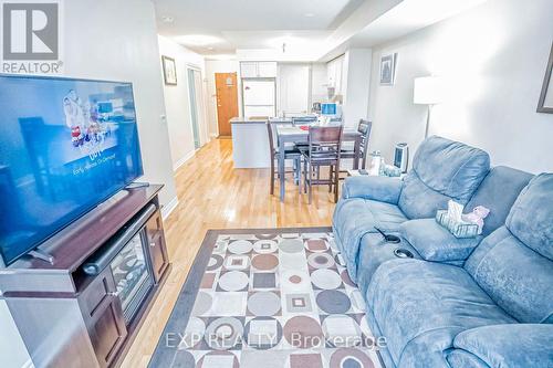 310 - 33 Elm Drive W, Mississauga, ON - Indoor Photo Showing Living Room