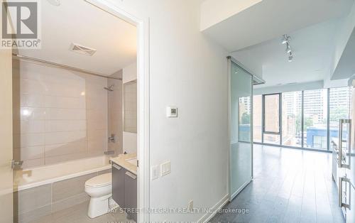 305 - 28 Wellesley Street E, Toronto, ON - Indoor Photo Showing Bathroom