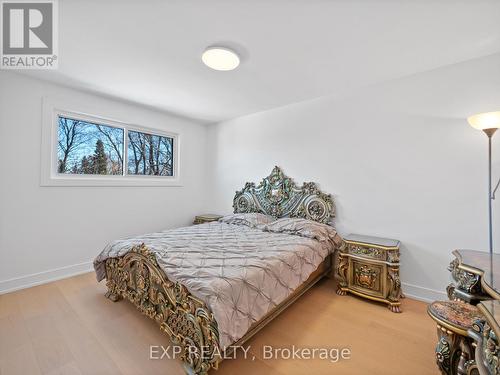 11 Webster Drive, Aurora, ON - Indoor Photo Showing Bedroom