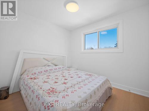 11 Webster Drive, Aurora, ON - Indoor Photo Showing Bedroom