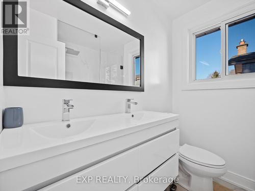 11 Webster Drive, Aurora, ON - Indoor Photo Showing Bathroom