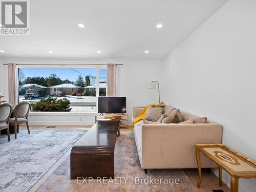 11 Webster Drive, Aurora, ON - Indoor Photo Showing Living Room