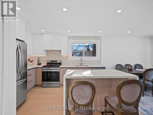 11 Webster Drive, Aurora, ON - Indoor Photo Showing Kitchen