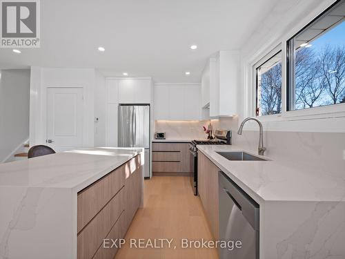 11 Webster Drive, Aurora, ON - Indoor Photo Showing Kitchen With Upgraded Kitchen