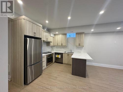 16 Maple Fields Cir Circle, Aurora, ON - Indoor Photo Showing Kitchen With Upgraded Kitchen