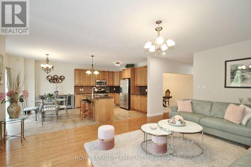 120 Bandelier Way, Ottawa, ON - Indoor Photo Showing Living Room