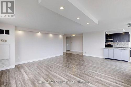 1003 - 7 Townsgate Drive, Vaughan, ON - Indoor Photo Showing Kitchen