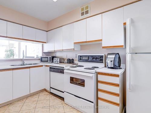 904-26 Hanover Rd, Brampton, ON - Indoor Photo Showing Kitchen With Double Sink