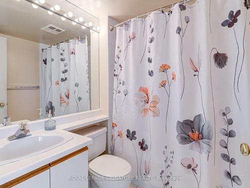 904-26 Hanover Rd, Brampton, ON - Indoor Photo Showing Bathroom