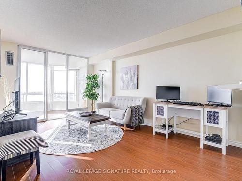 904-26 Hanover Rd, Brampton, ON - Indoor Photo Showing Living Room