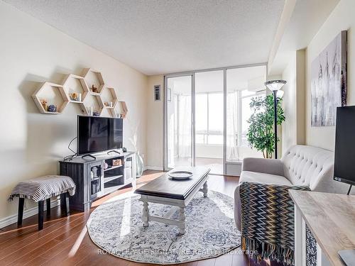 904-26 Hanover Rd, Brampton, ON - Indoor Photo Showing Living Room