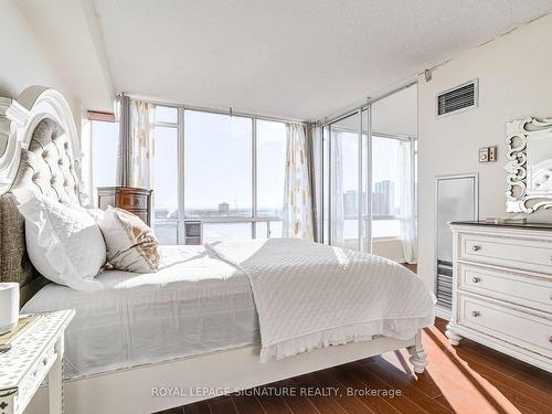 904-26 Hanover Rd, Brampton, ON - Indoor Photo Showing Bedroom