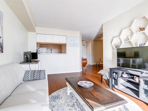 904-26 Hanover Rd, Brampton, ON - Indoor Photo Showing Living Room