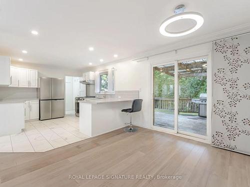 830 South Service Rd, Mississauga, ON - Indoor Photo Showing Kitchen