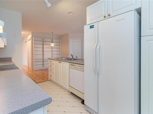 10227 Fifth St, Sidney, BC - Indoor Photo Showing Kitchen With Double Sink