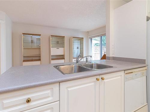 10227 Fifth St, Sidney, BC - Indoor Photo Showing Kitchen With Double Sink