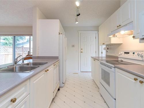 10227 Fifth St, Sidney, BC - Indoor Photo Showing Kitchen With Double Sink