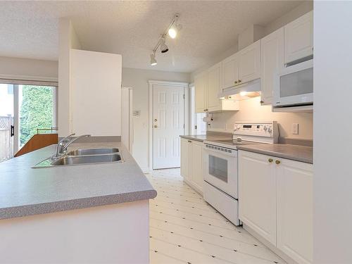 10227 Fifth St, Sidney, BC - Indoor Photo Showing Kitchen With Double Sink