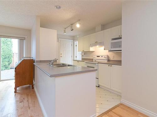 10227 Fifth St, Sidney, BC - Indoor Photo Showing Kitchen With Double Sink