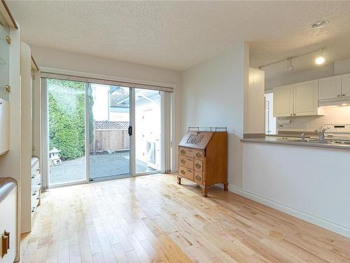 10227 Fifth St, Sidney, BC - Indoor Photo Showing Kitchen With Double Sink