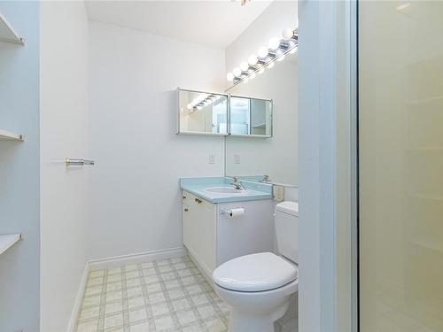 10227 Fifth St, Sidney, BC - Indoor Photo Showing Bathroom