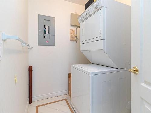 10227 Fifth St, Sidney, BC - Indoor Photo Showing Laundry Room