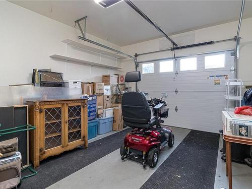 10227 Fifth St, Sidney, BC - Indoor Photo Showing Garage