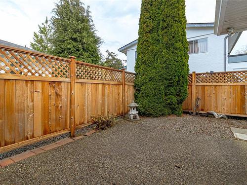 10227 Fifth St, Sidney, BC - Outdoor