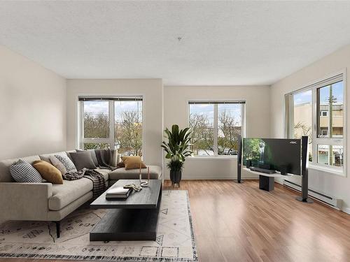 204-2475 Bevan Ave, Sidney, BC - Indoor Photo Showing Living Room