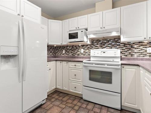 204-2475 Bevan Ave, Sidney, BC - Indoor Photo Showing Kitchen