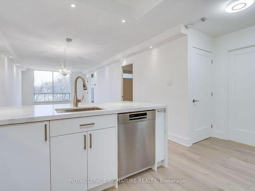 516-95 Prince Arthur Ave, Toronto, ON - Indoor Photo Showing Kitchen