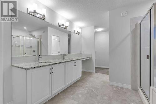 114 Lucas Terrace Nw, Calgary, AB - Indoor Photo Showing Bathroom