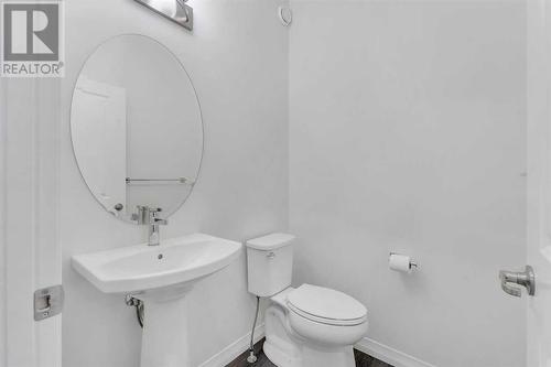 114 Lucas Terrace Nw, Calgary, AB - Indoor Photo Showing Bathroom