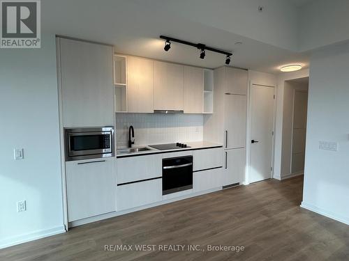 403 - 10 Graphophone Grove, Toronto, ON - Indoor Photo Showing Kitchen