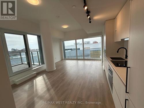 403 - 10 Graphophone Grove, Toronto, ON - Indoor Photo Showing Kitchen