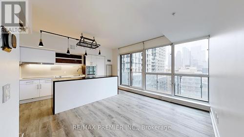 1104 - 39 Sherbourne Street, Toronto, ON - Indoor Photo Showing Kitchen