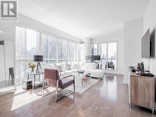 2202 - 1 The Esplanade Street, Toronto, ON - Indoor Photo Showing Living Room