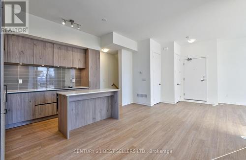 1221 - 8 David Eyer Road, Richmond Hill, ON - Indoor Photo Showing Kitchen