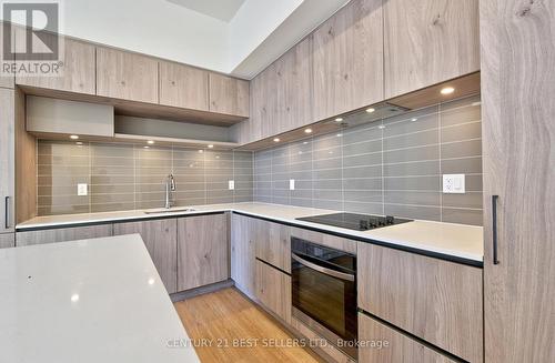 1221 - 8 David Eyer Road, Richmond Hill, ON - Indoor Photo Showing Kitchen With Upgraded Kitchen