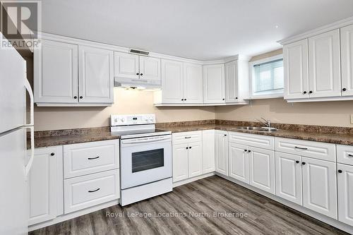 635 Oak Street, Collingwood, ON - Indoor Photo Showing Kitchen With Double Sink