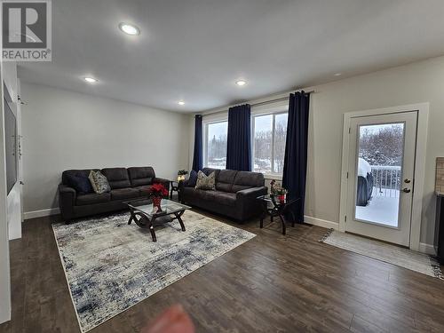 445 Reid Drive, Vanderhoof, BC - Indoor Photo Showing Living Room