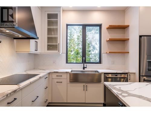 1350 Kai Road, Nelson, BC - Indoor Photo Showing Kitchen