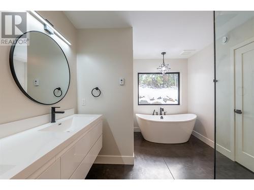 1350 Kai Road, Nelson, BC - Indoor Photo Showing Bathroom