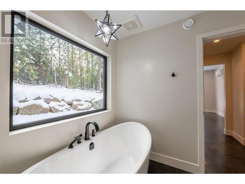 1350 Kai Road, Nelson, BC - Indoor Photo Showing Bathroom